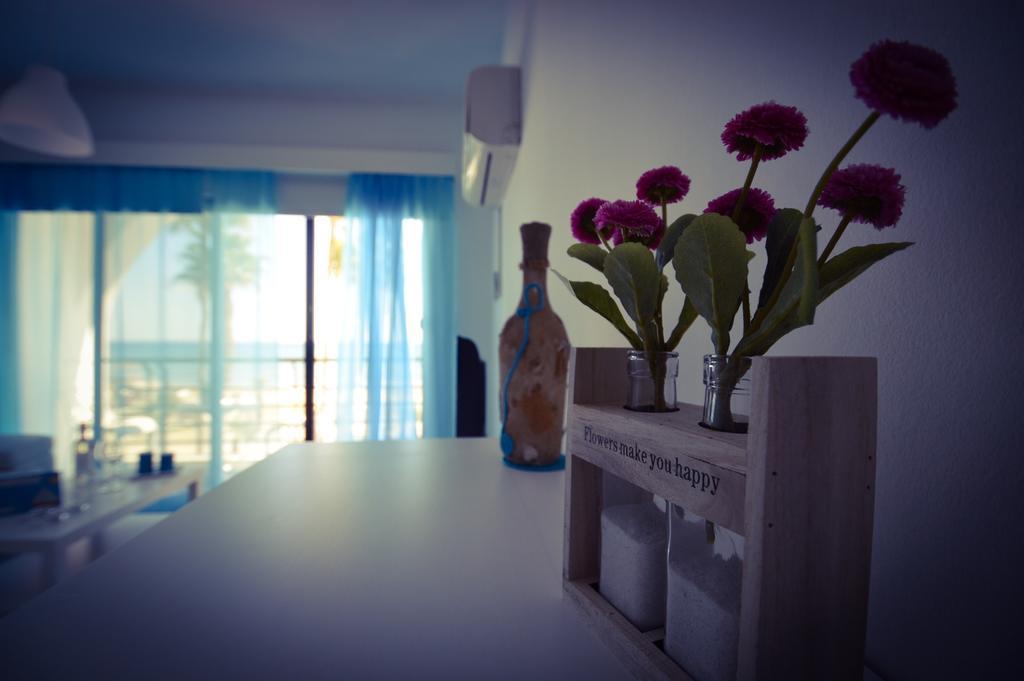 Krasas Beach Apartment Rentals Larnaca Værelse billede